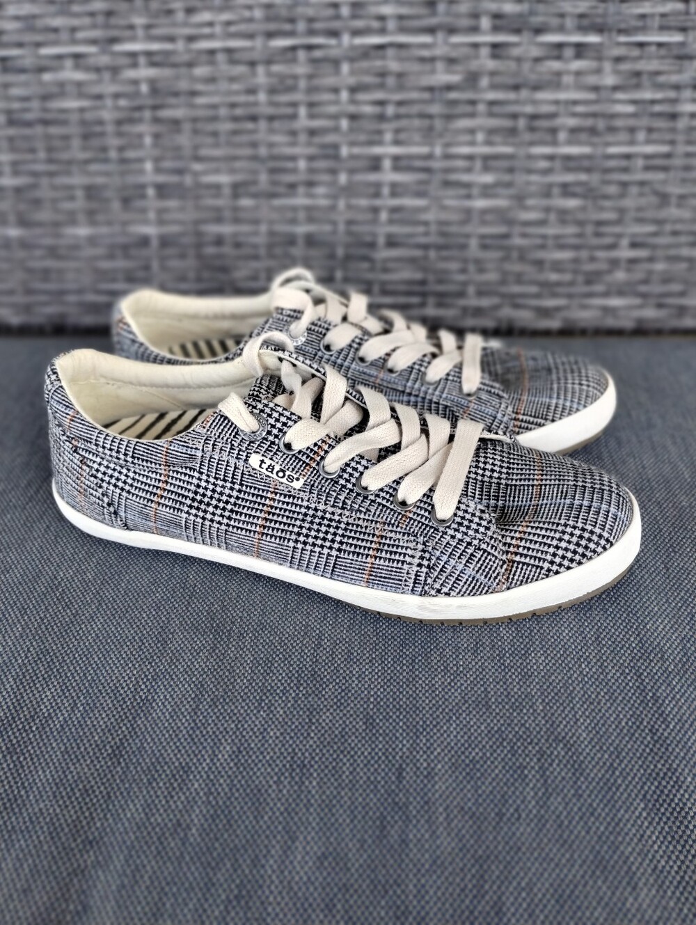Taos Star Sneakers Women’s 9.5 Plaid Black White Orange Lace-Up Shoes